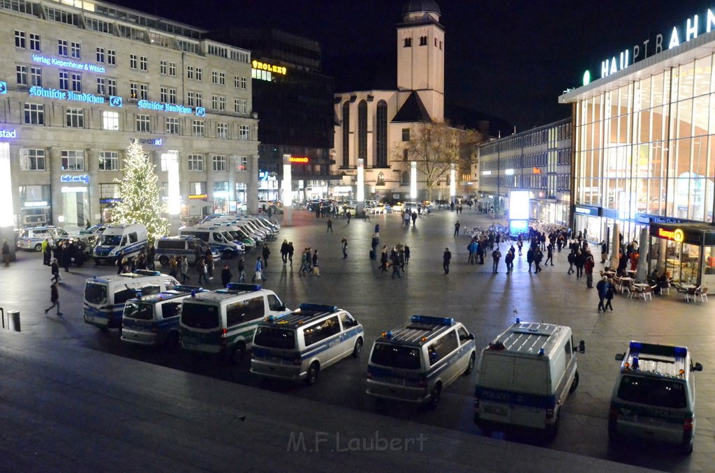 Einsatz BF Aktivisten auf Geruest vom Koelner Dom P246.JPG - Miklos Laubert